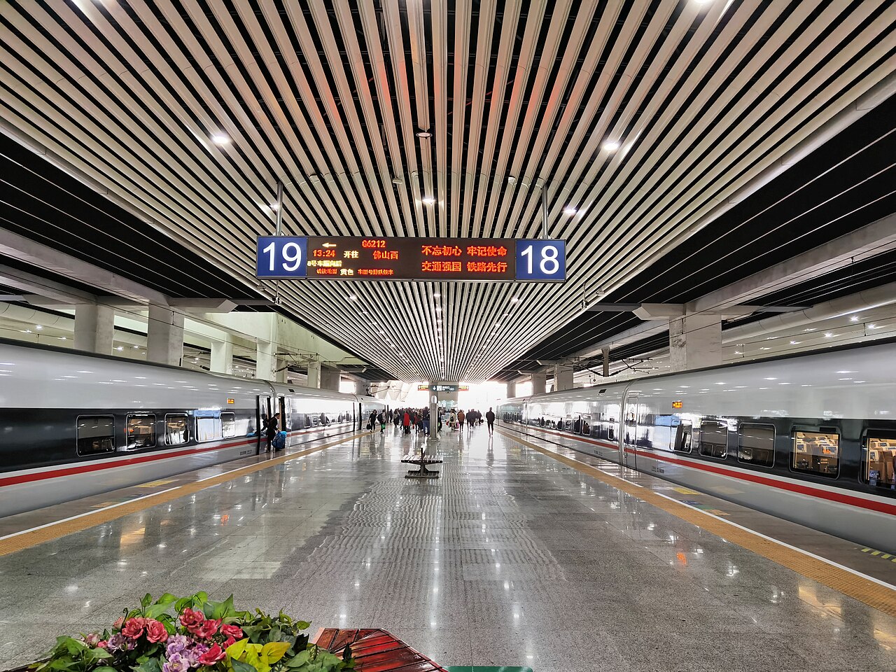 Trenes de alta velocidad junto a los andenes de Guangzhou South