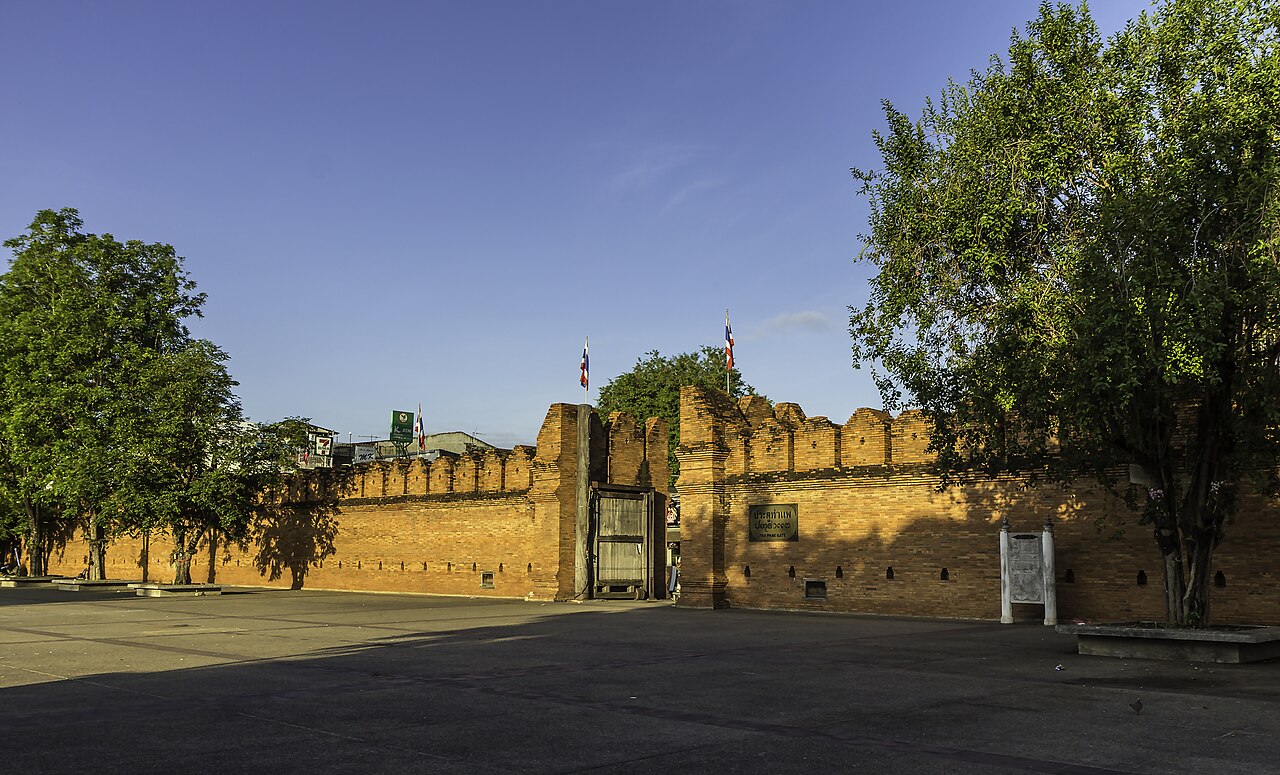 Muro de ladrillo y puerta Tha Phae de Chiang Mai al sol