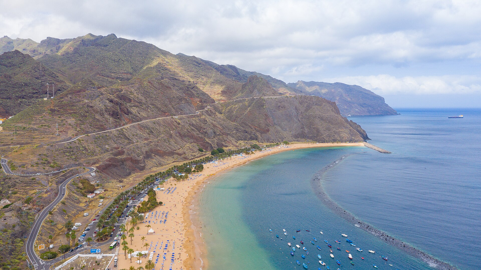 特内里费拉斯特雷西塔斯海滩的弧形海岸与碧蓝海水