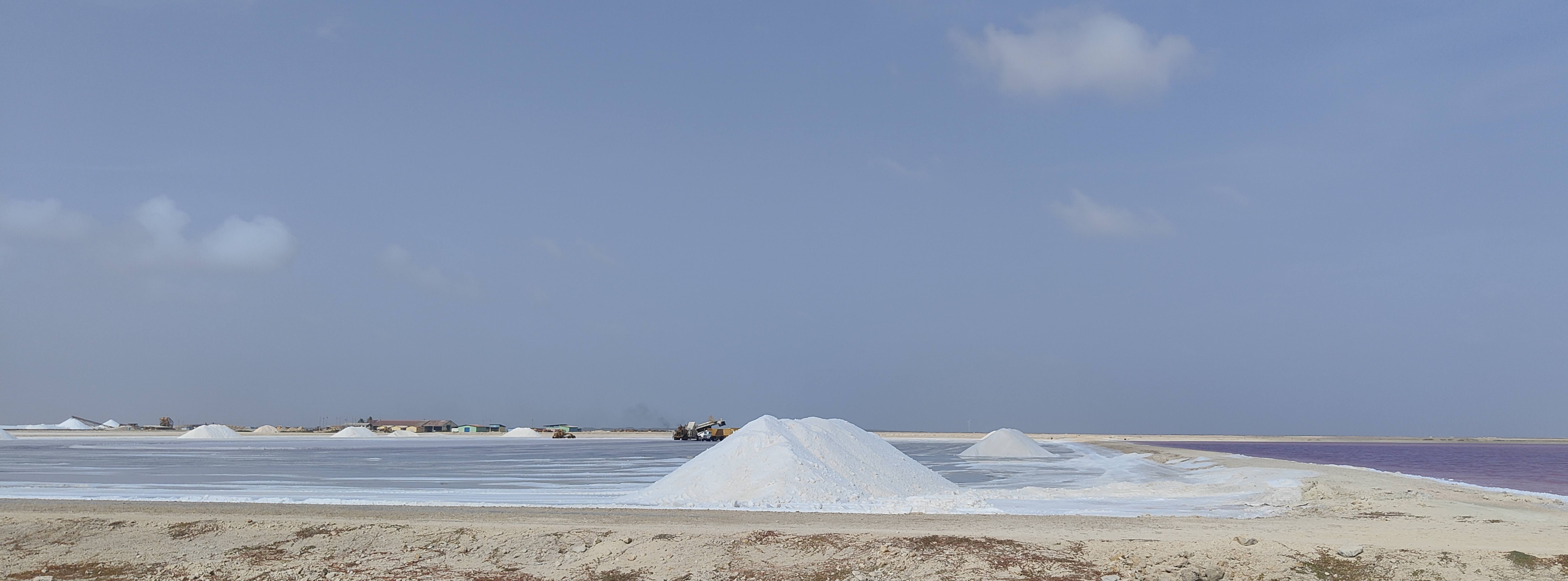 Cumuli di sale bianco e vasche di evaporazione nel sud di Bonaire