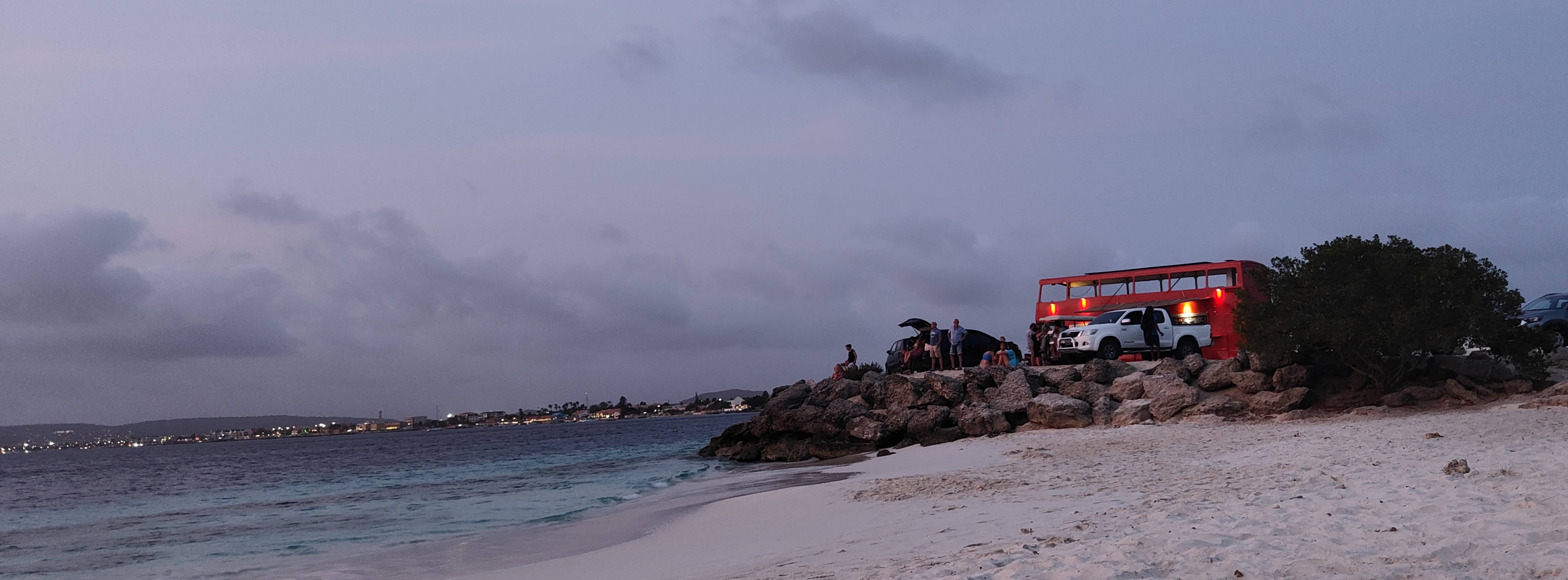 Te Amo Beach a Bonaire con alberi e costa al crepuscolo
