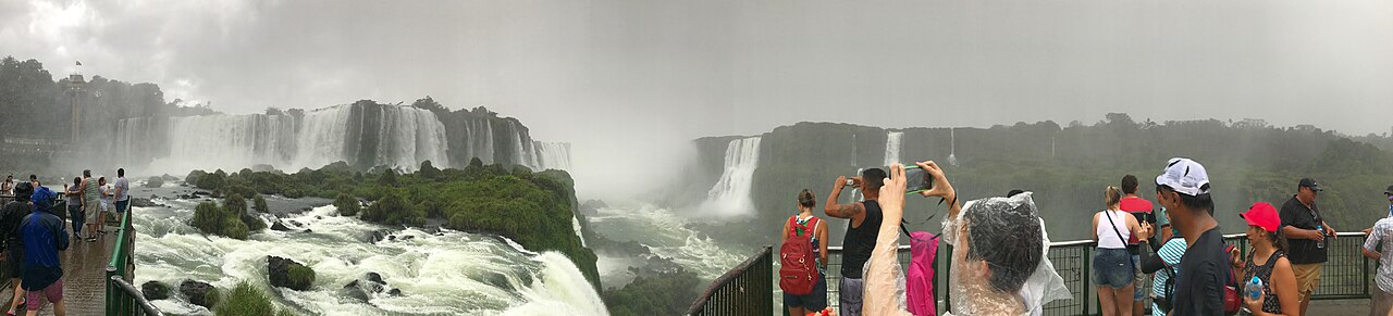 Panorama der Iguaçu-Wasserfälle von der brasilianischen Seite
