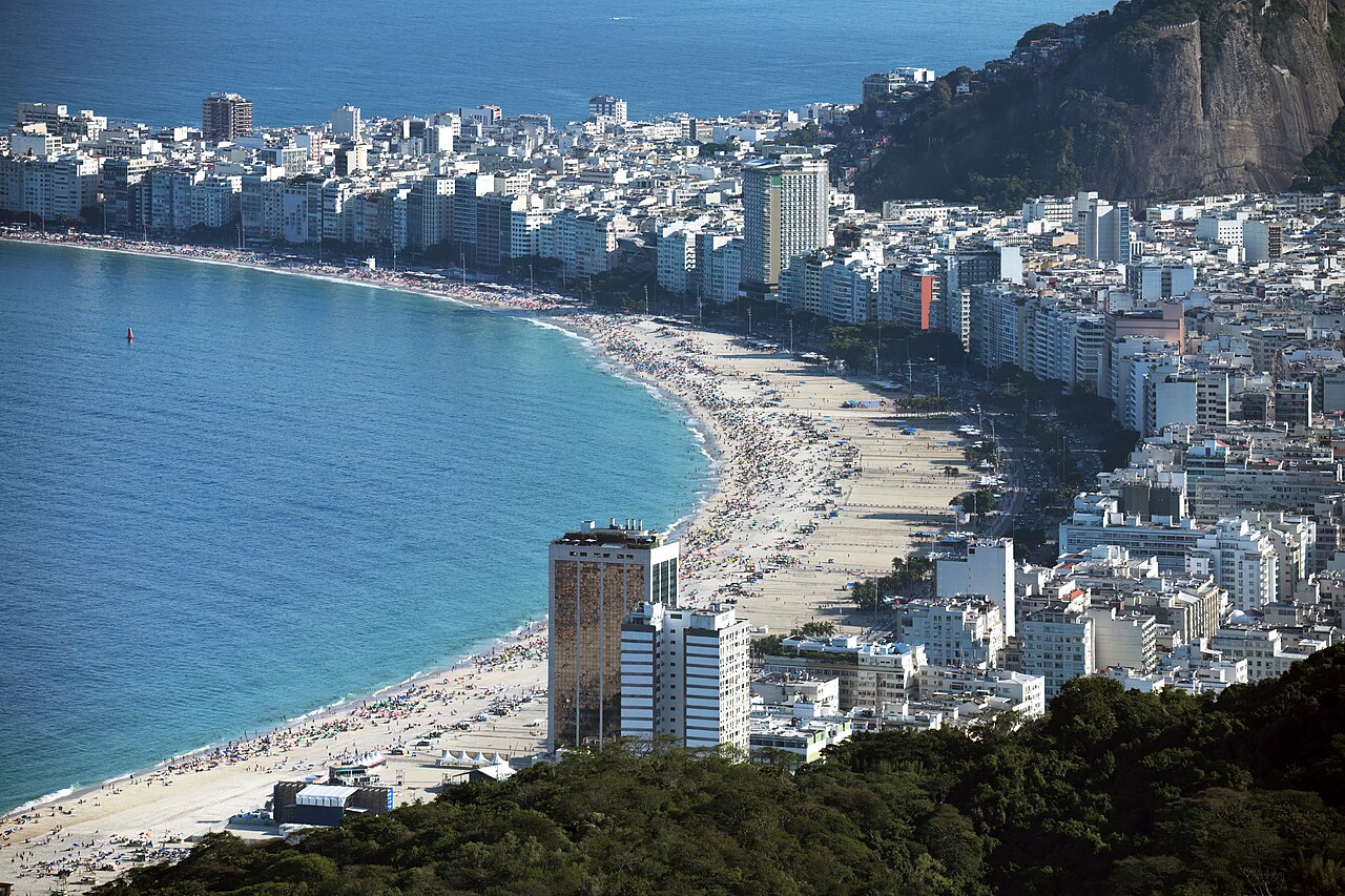 Copacabana-Strand entlang der Uferlinie von Rio de Janeiro