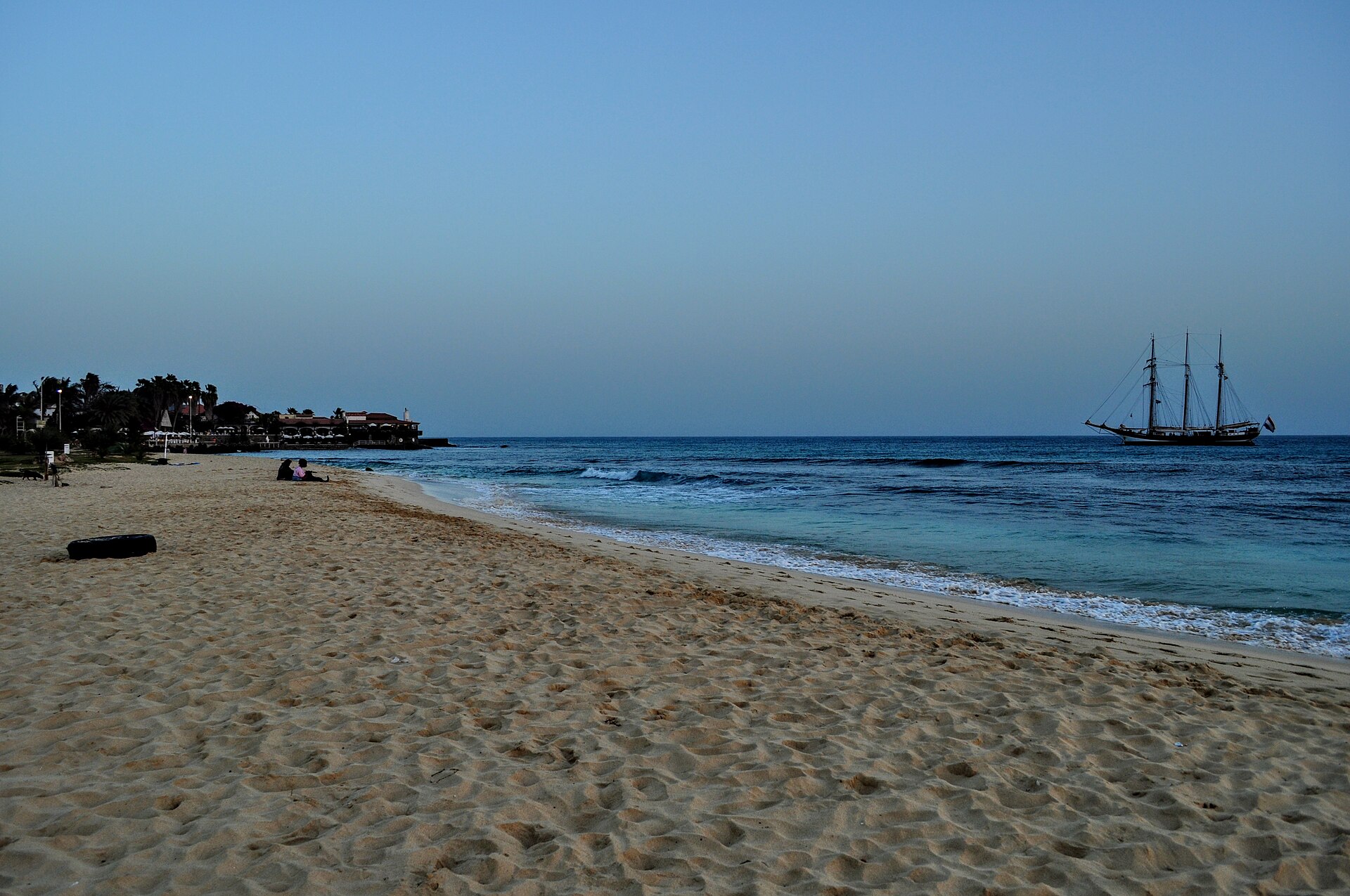 Plage de Santa Maria et voilier au large en soirée