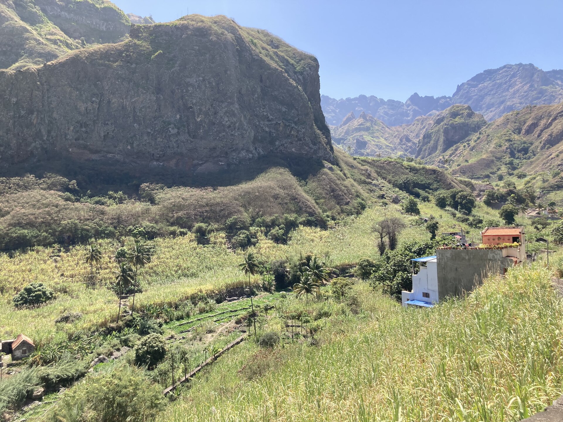 Montagnes vertes et cultures en terrasses dans la vallée de Paul à Santo Antão