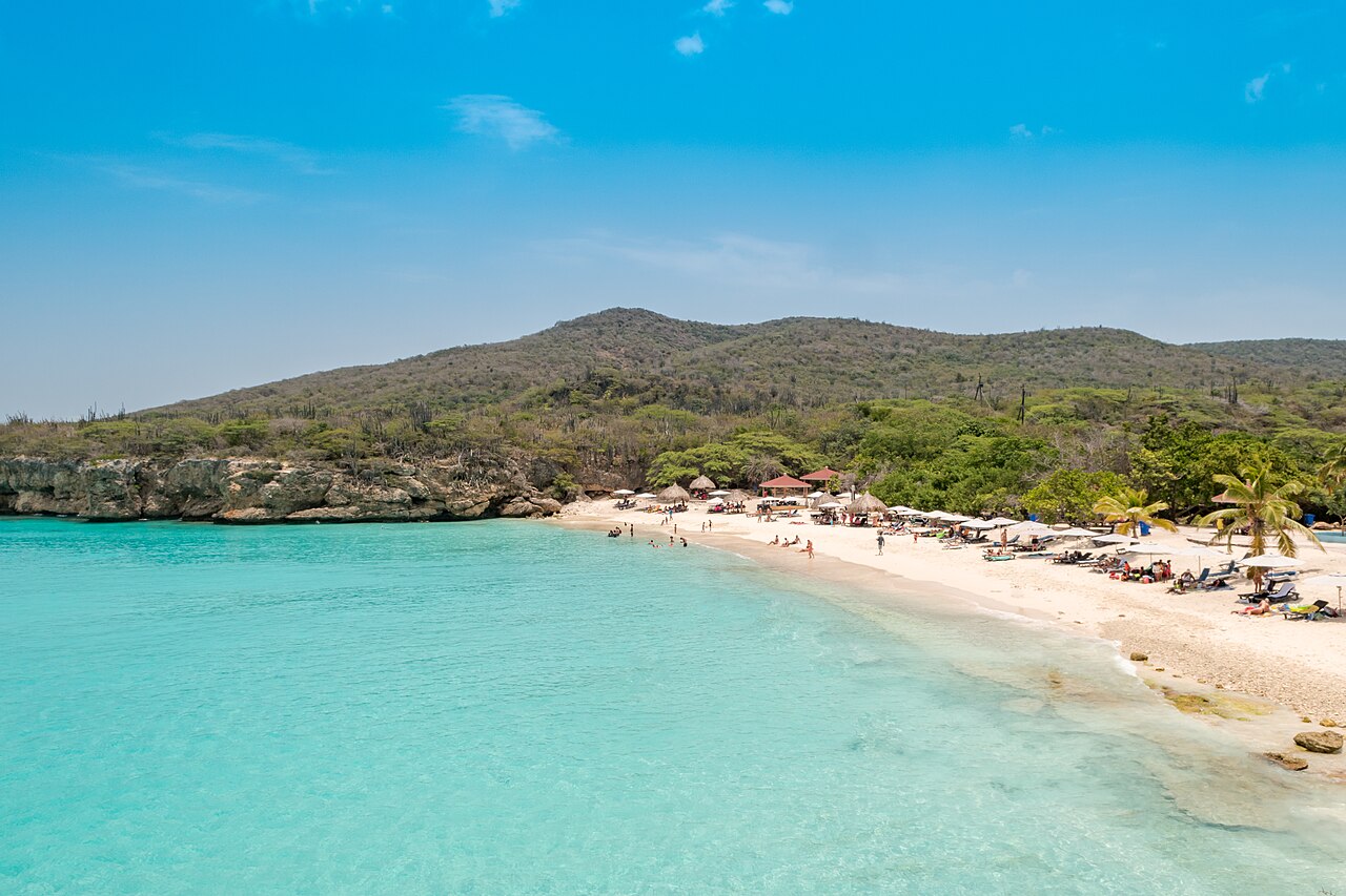 Türkisfarbenes Wasser und Sandstrand in der Grote-Knip-Bucht auf Curaçao