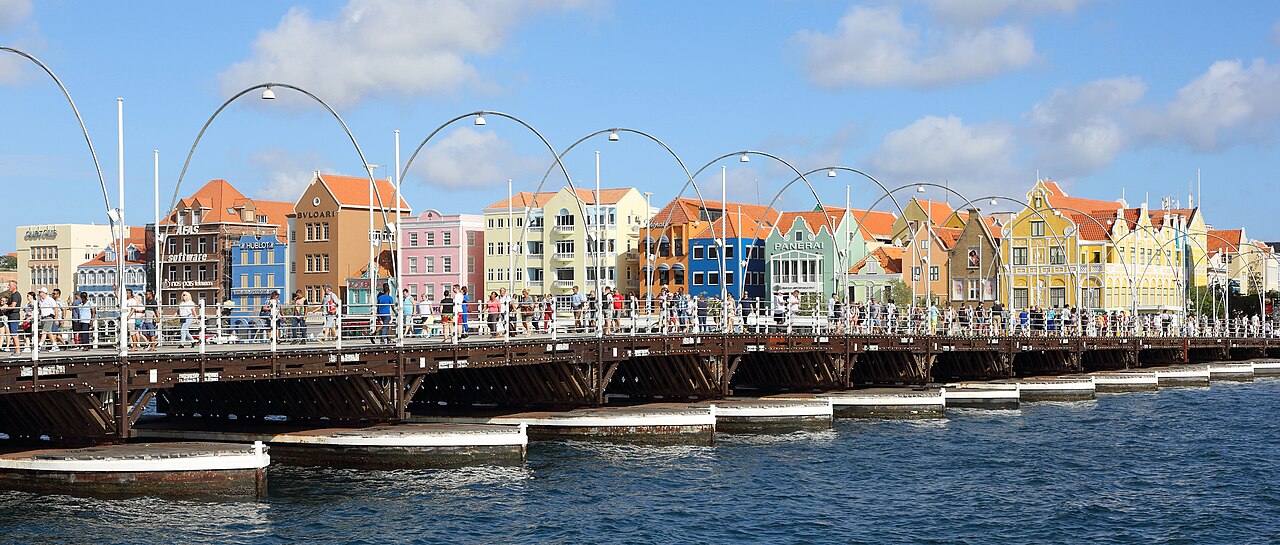 Queen-Emma-Pontonbrücke vor der Handelskade in Willemstad