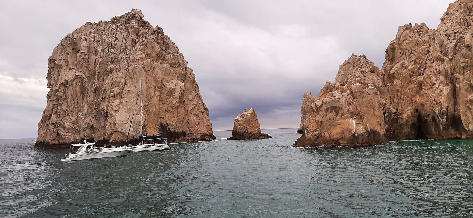 Bateaux au pied des formations rocheuses de Cabo San Lucas en Basse-Californie du Sud
