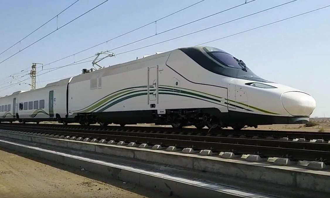 Tren Talgo 350 blanco y verde para la línea Haramain