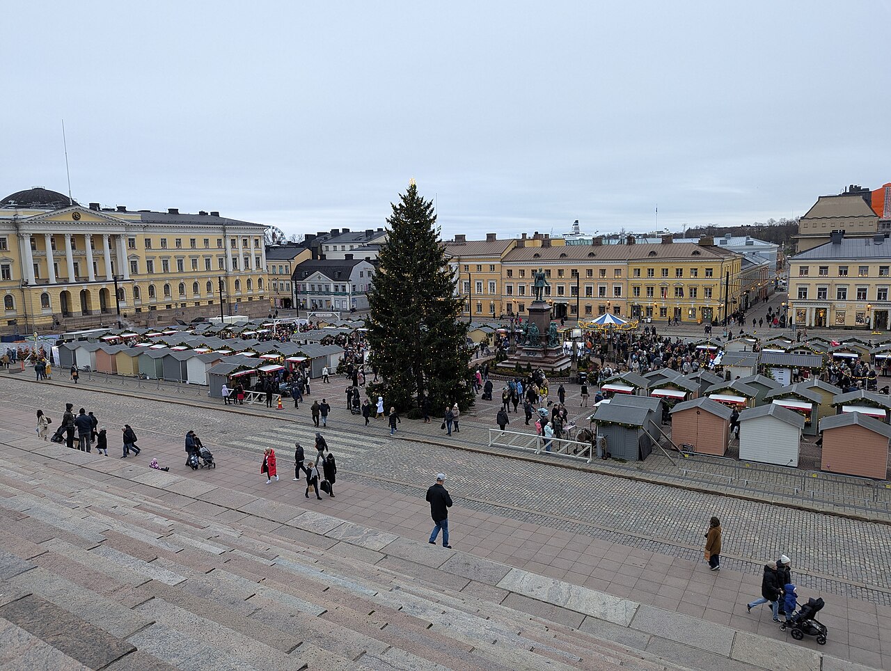 Puestos navideños y árbol en la plaza del Senado de Helsinki