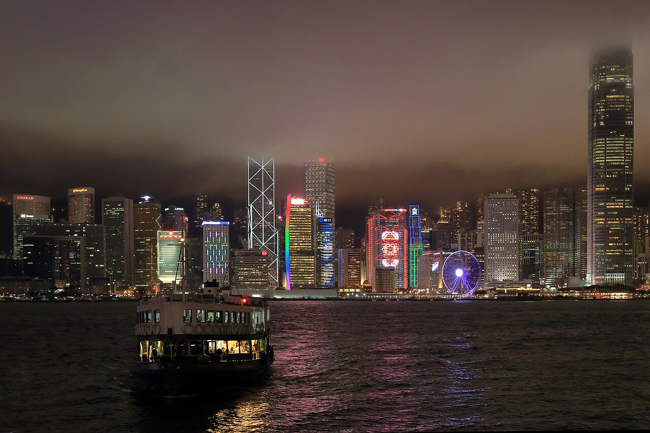 Star Ferry frente al paseo marítimo iluminado de Hong Kong