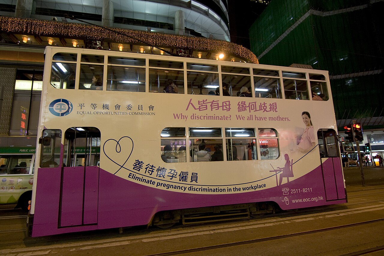 Tranvía de dos pisos en una calle de Wan Chai, Hong Kong
