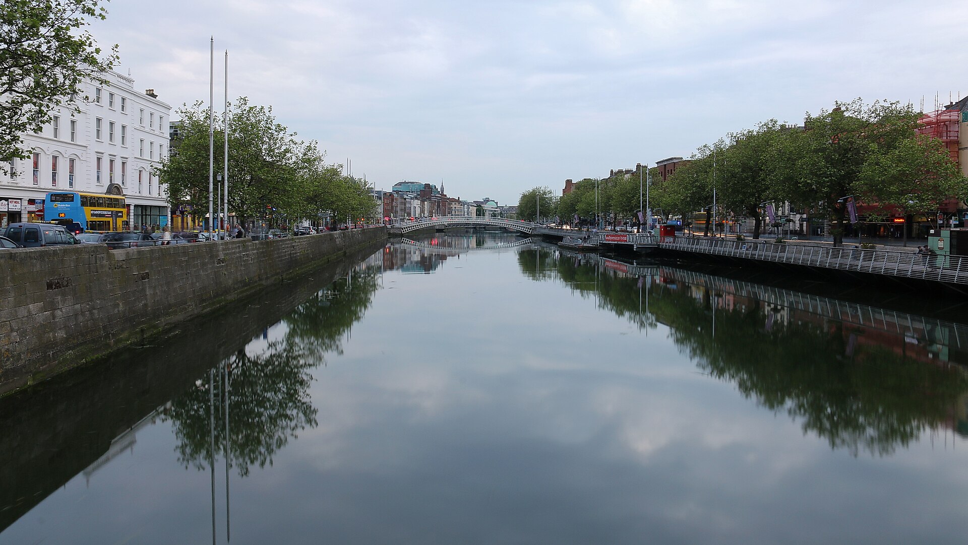 Ha’penny Bridge au-dessus de la Liffey à Dublin