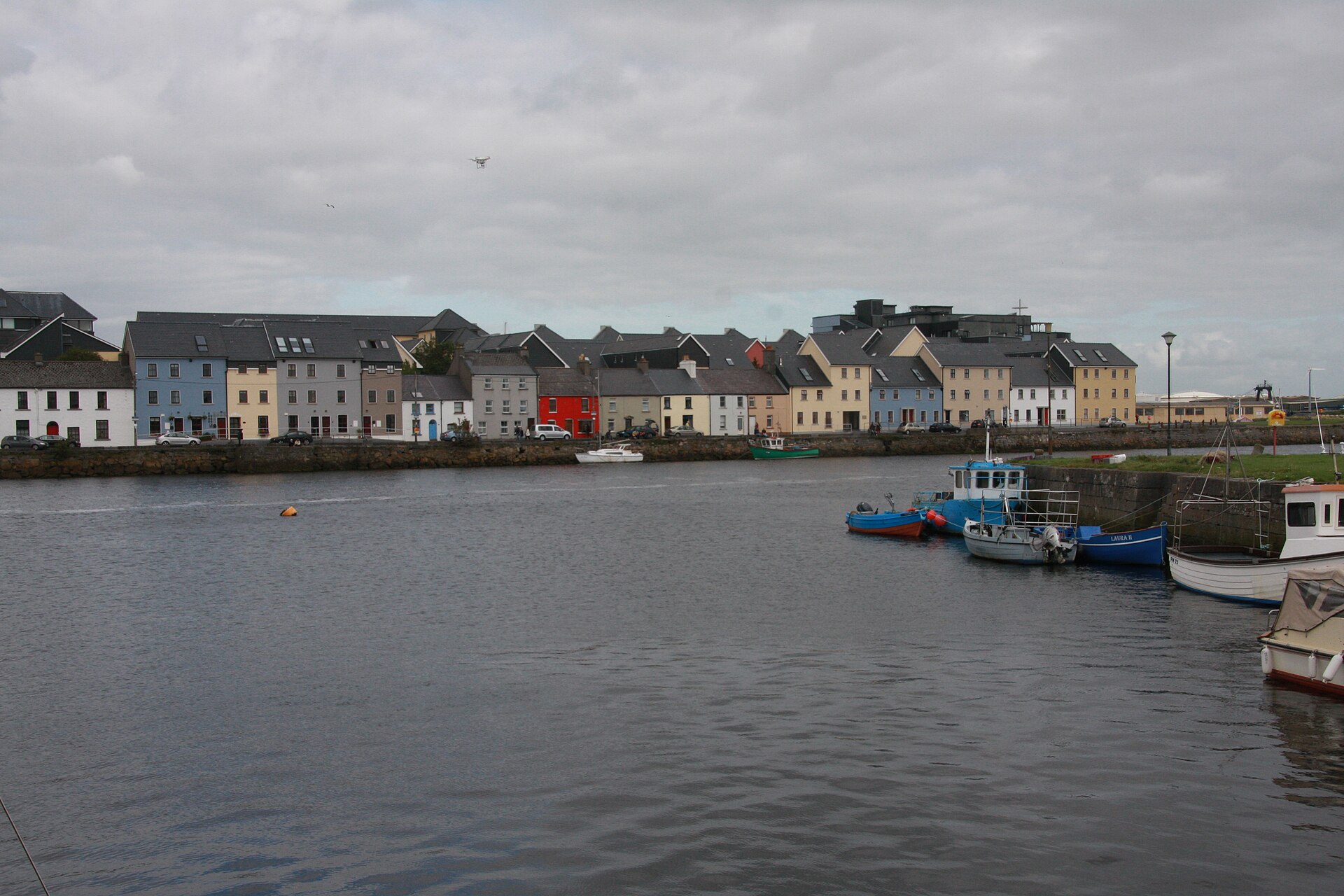 Maisons colorées et bateaux au Long Walk de Galway