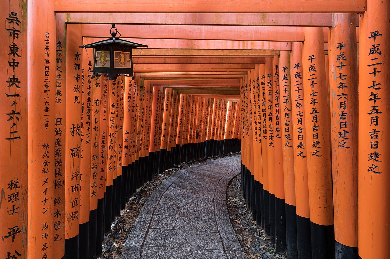 Zinnoberrote Torii am Fushimi Inari in Kyoto