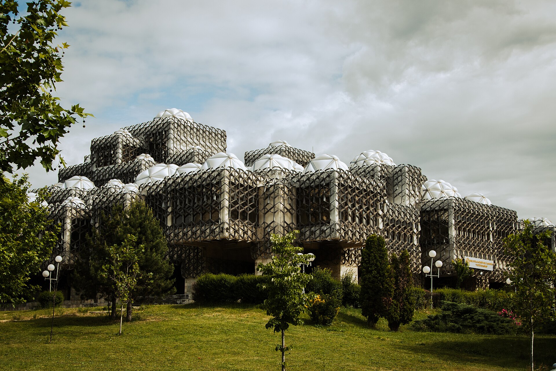 Kuppeln und Metallfassade der Nationalbibliothek in Pristina