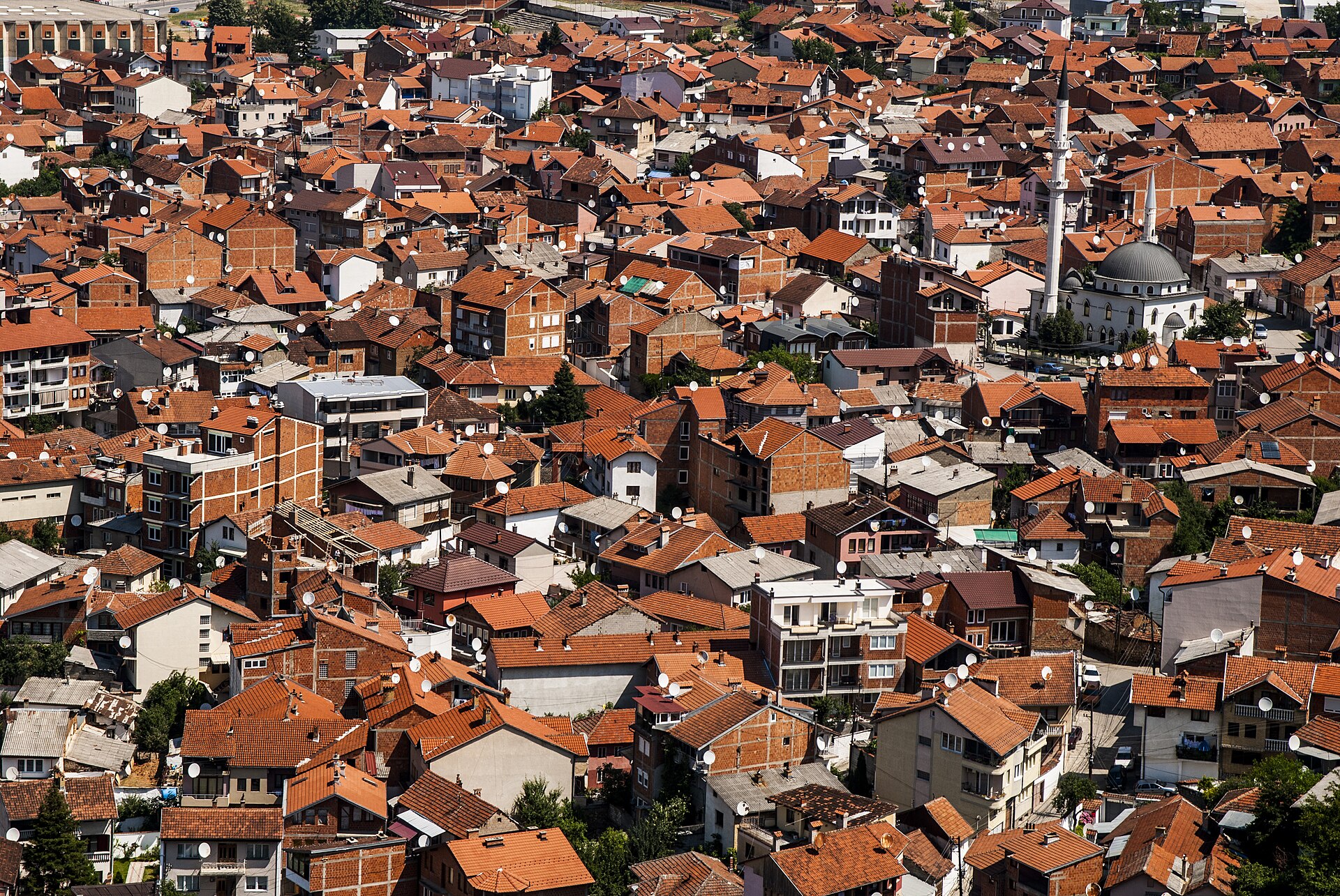Rote Dächer der Prizrener Altstadt und Sinan-Pascha-Moschee