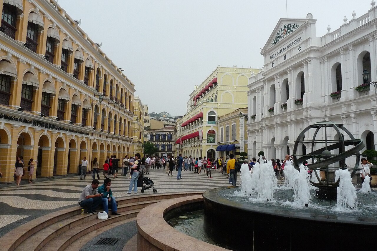 Pavimento ondulado y edificios de colores pastel en la plaza del Senado de Macao