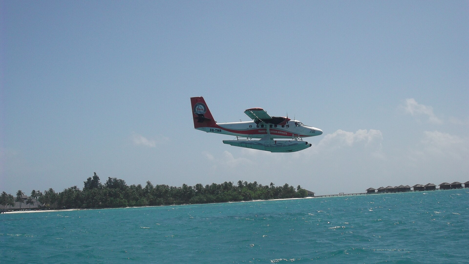 Idrovolante Trans Maldivian Airways in avvicinamento a un’isola delle Maldive