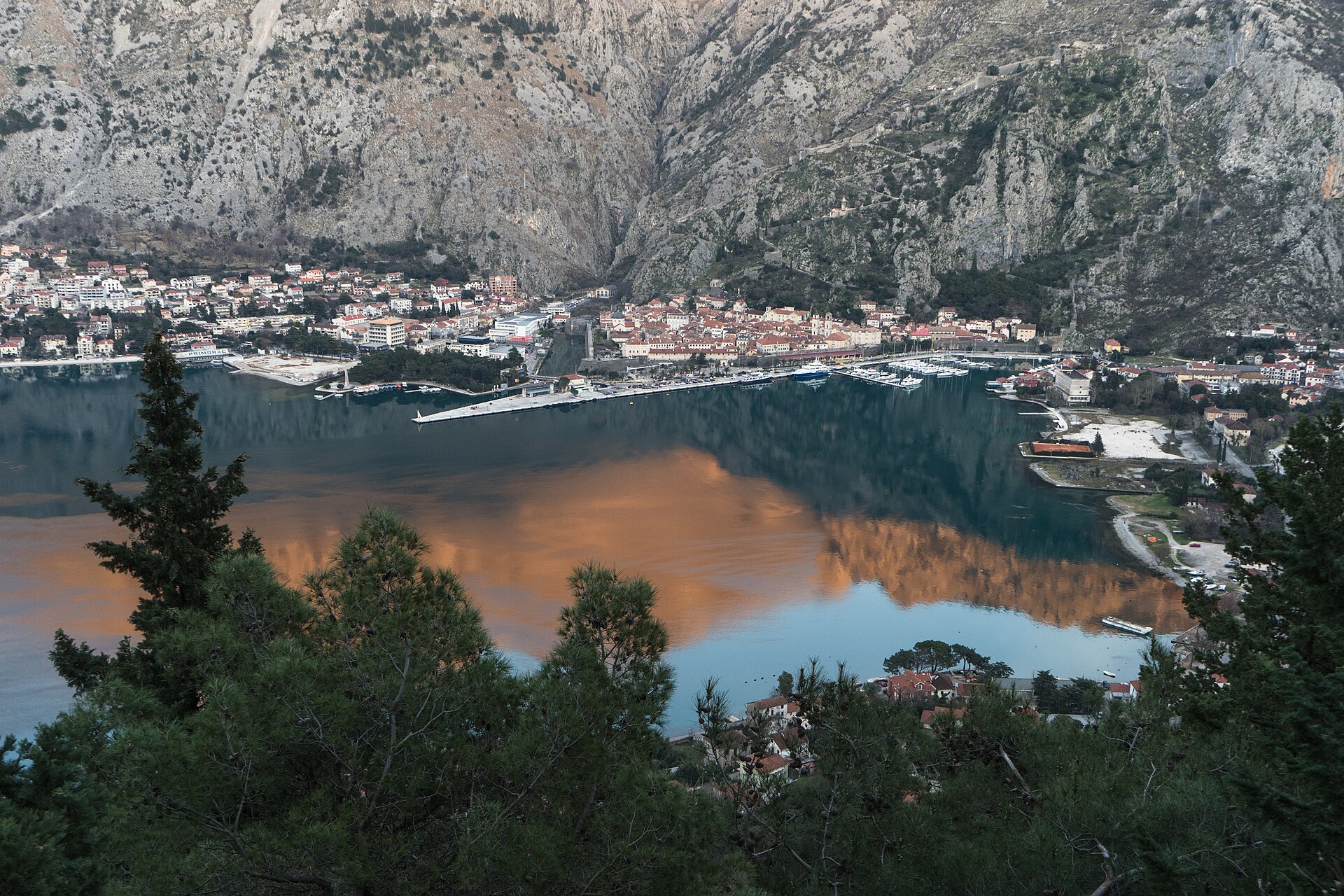 Kotor und Bergspiegelungen in der Bucht vom Vrmac-Weg