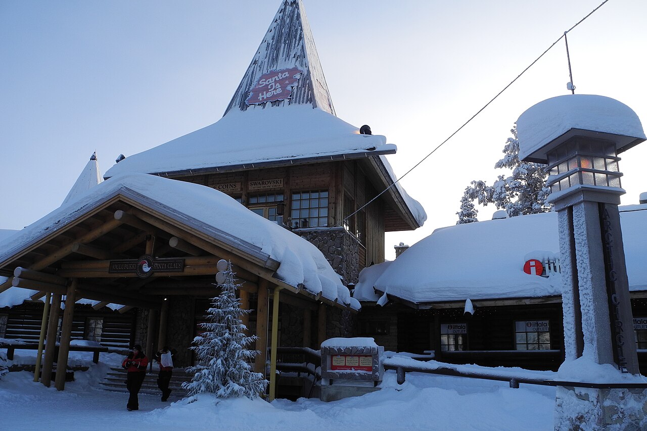 Edificios de madera cubiertos de nieve en Santa Claus Village, Rovaniemi