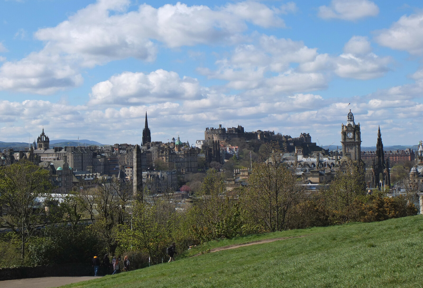 Edinburgh Castle und die Altstadt vom Calton Hill aus gesehen