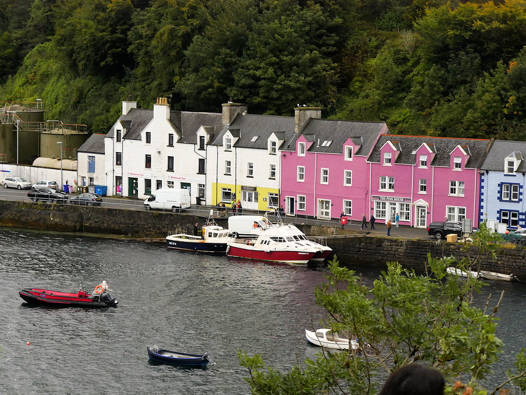 Bunte Häuser und Fischerboote am Hafen von Portree auf Skye