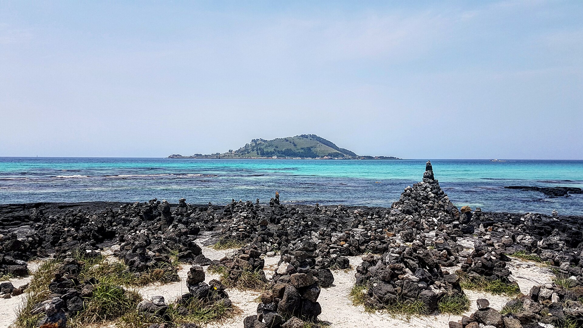 Mer turquoise et côte volcanique à Hyeopjae sur l’île de Jeju