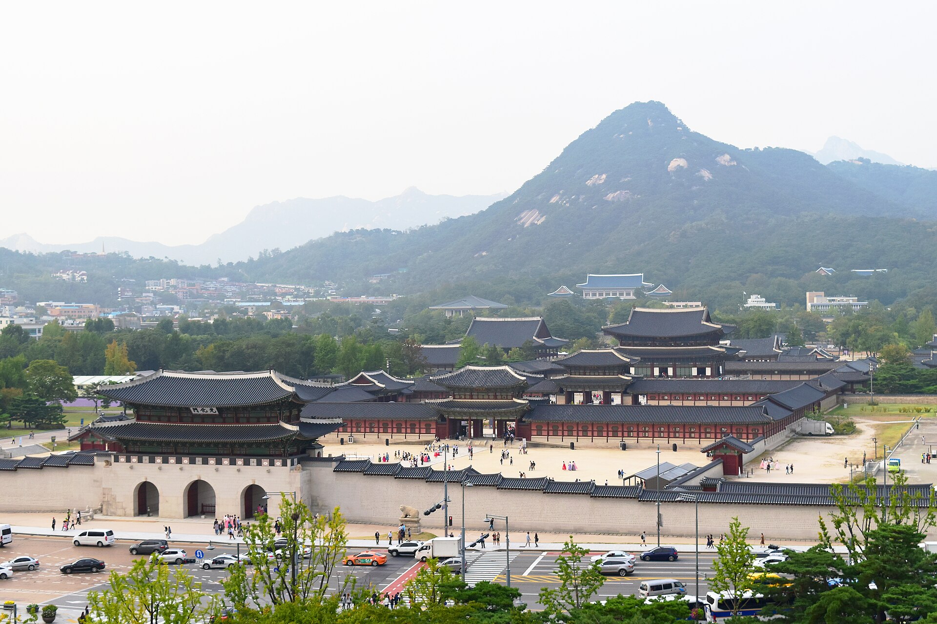 Cours du palais Gyeongbokgung et montagnes à Séoul