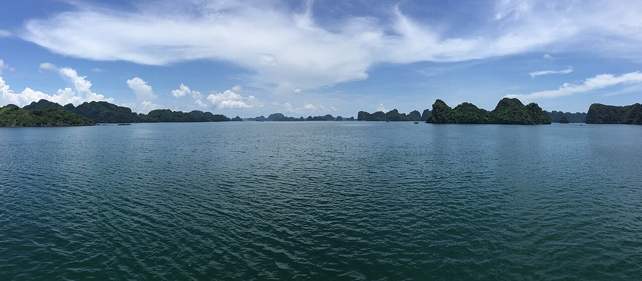 Îlots calcaires et mer vus depuis un bateau dans la baie de Ha Long