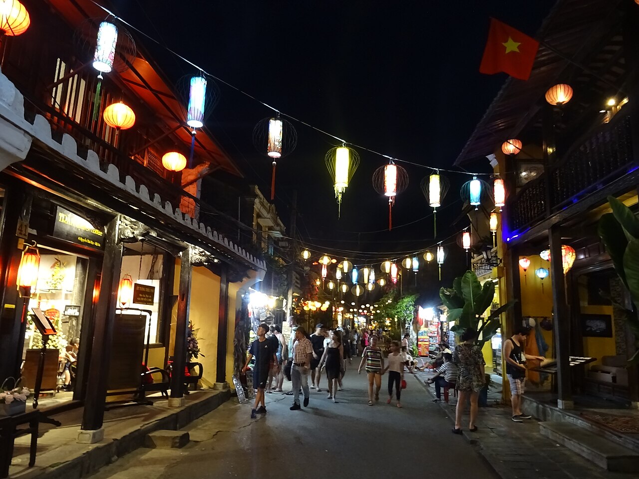 Lanternes colorées au-dessus d’une rue de Hoi An le soir
